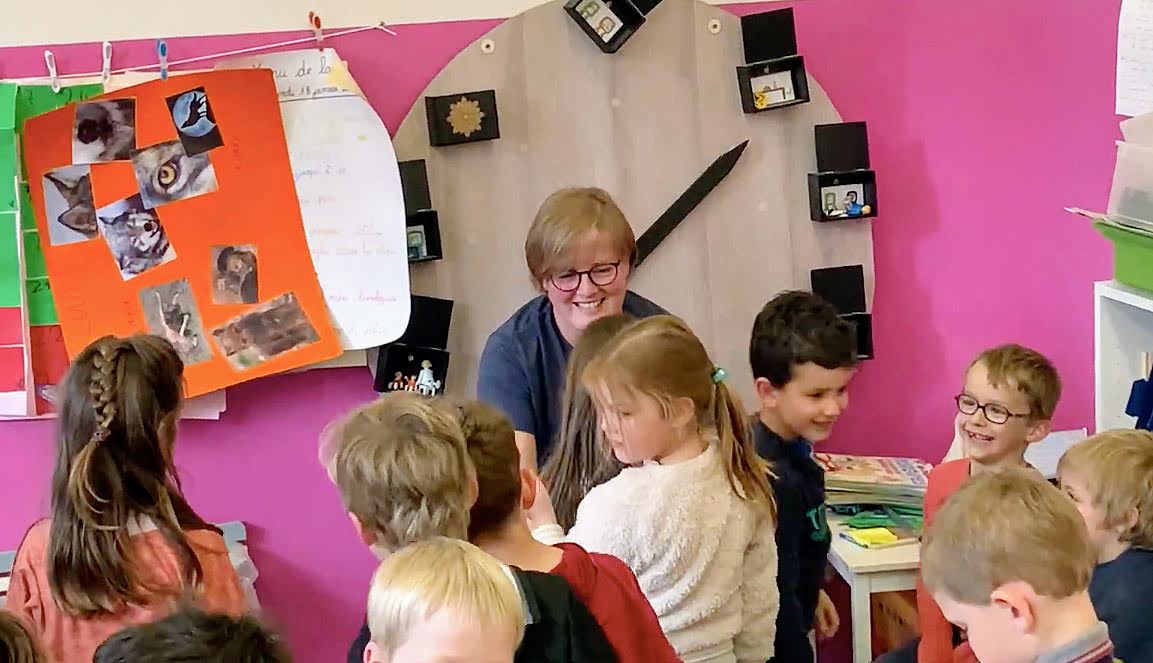 Virginie en classe 2 Emmanuelle et les enfants